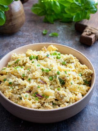 Sałatka z kurczakiem, ananasem i ryżem