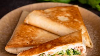 Trójkątne kieszonki z tortilli z łososiem