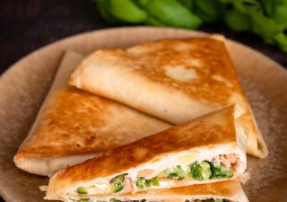 Trójkątne kieszonki z tortilli z łososiem