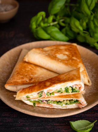 Trójkątne kieszonki z tortilli z łososiem