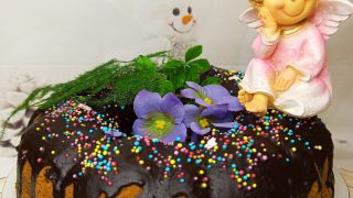 Wilgotna babka na oleju i śmietanie z makiem