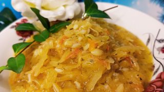 Kapusta kiszona na oleju z cebulką i kaszą pęczak