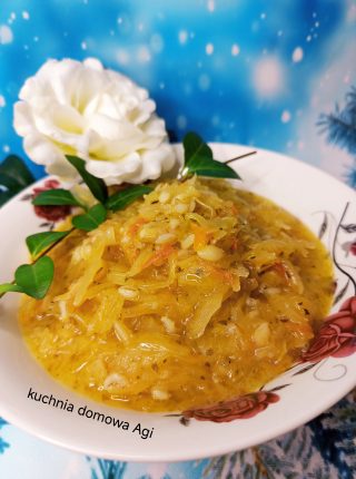 Kapusta kiszona na oleju z cebulką i kaszą pęczak