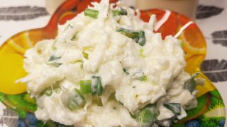 Surówka z białej rzodkwi i szczypiorku ze śmietaną