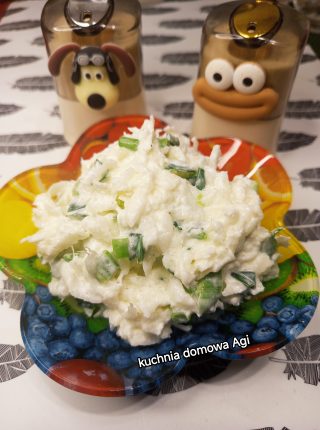 Surówka z białej rzodkwi i szczypiorku ze śmietaną