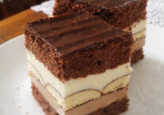 Kawowa Kostka z Dwoma Kremami – efektowne ciasto na niedzielę