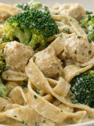 Makaron z kurczakiem i brokułem – szybki obiad