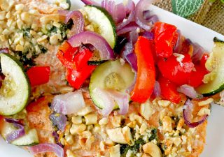 Pstrąg tęczowy pieczony z warzywami i masłem czosnkowym