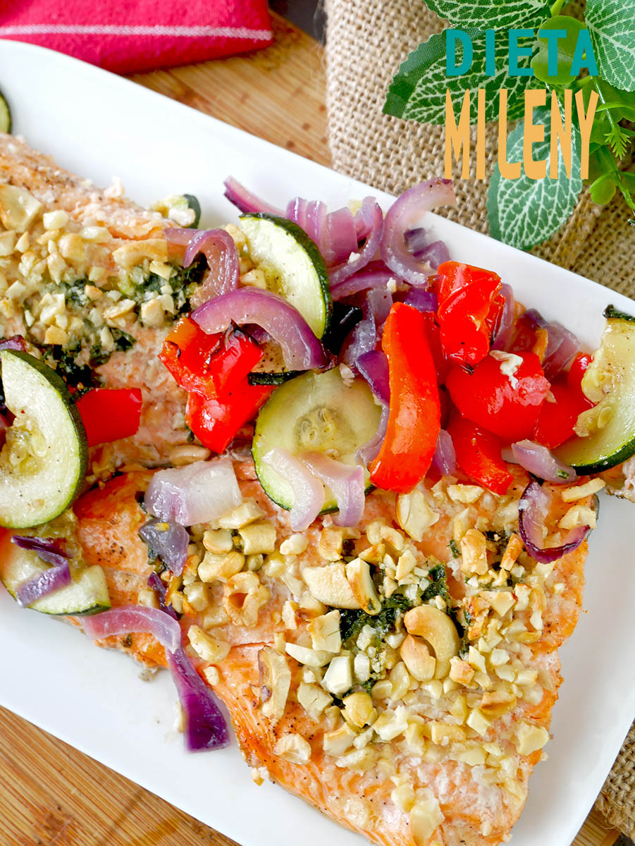 Pstrąg tęczowy pieczony z warzywami i masłem czosnkowym