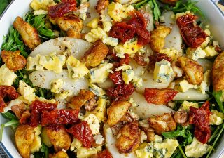 Sałatka z kurczakiem, rukolą i serem pleśniowym