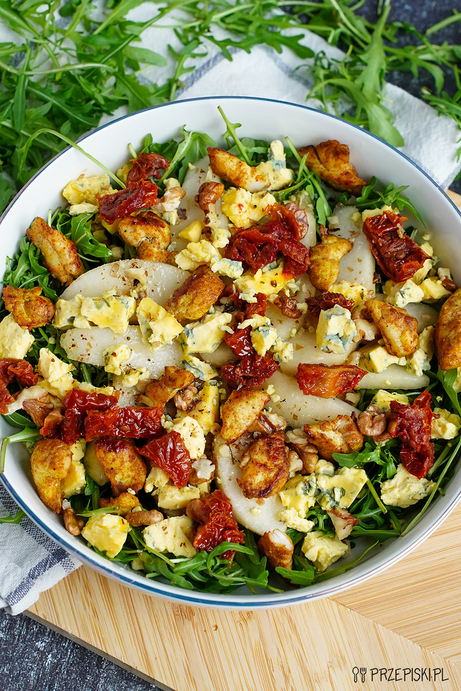 Sałatka z kurczakiem, rukolą i serem pleśniowym