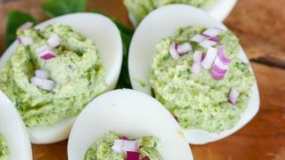 Jajka nadziewane pastą z brokuła