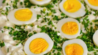 Jajka w pikantnym sosie tatarskim