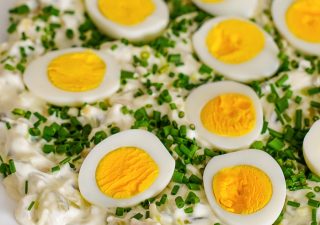 Jajka w pikantnym sosie tatarskim