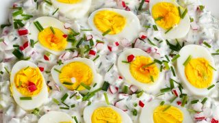 Jajka z sosem czosnkowym