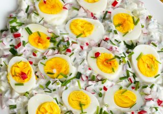 Jajka z sosem czosnkowym