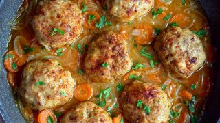 Kotleciki drobiowe w sosie cebulowym z marchewką