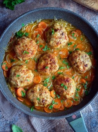 Kotleciki drobiowe w sosie cebulowym z marchewką