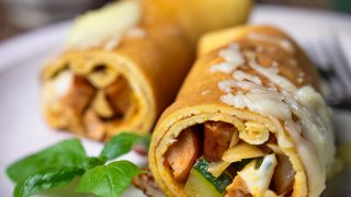 Naleśniki z kapustą, kiełbasą i cukinią