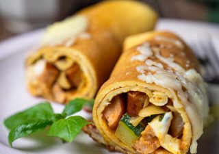 Naleśniki z kapustą, kiełbasą i cukinią