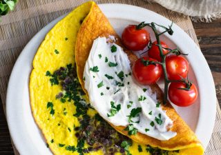 Omlet z czerwoną cebulą i natką