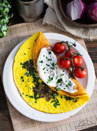 Omlet z czerwoną cebulą i natką