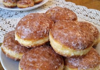 Pączki z marmoladą różaną i lukrem – miękkie, puszyste i domowe