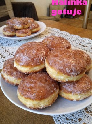 Pączki z marmoladą różaną i lukrem – miękkie, puszyste i domowe