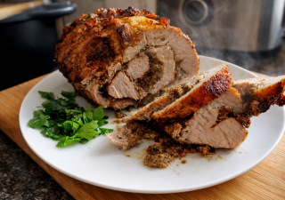 Soczysta pieczeń z szynki faszerowana grzybami – król niedzielnego stołu!