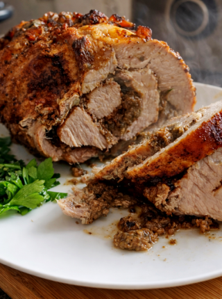 Soczysta pieczeń z szynki faszerowana grzybami – król niedzielnego stołu!