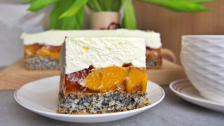 Piegusek z brzoskwiniami i kremem śmietankowym – warstwowe ciasto idealne do kawy