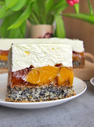 Piegusek z brzoskwiniami i kremem śmietankowym – warstwowe ciasto idealne do kawy