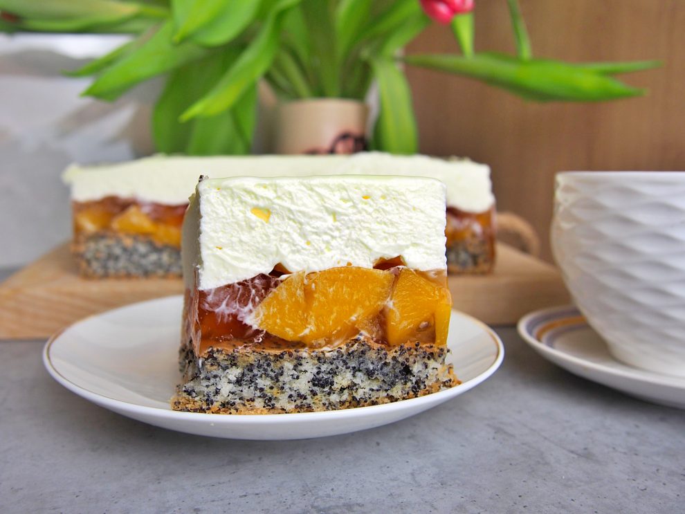 Piegusek z brzoskwiniami i kremem śmietankowym – warstwowe ciasto idealne do kawy