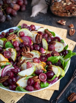 Sałatka z kurczakiem i pieczonymi winogronami