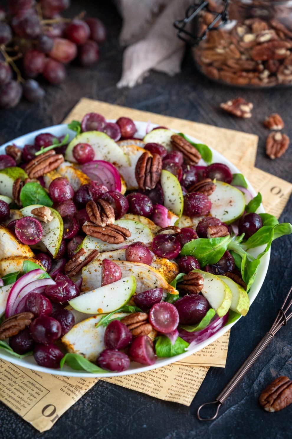 Sałatka z kurczakiem i pieczonymi winogronami