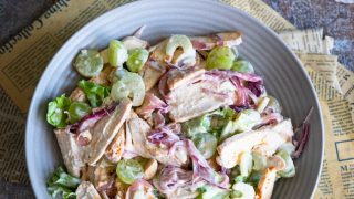 Sałatka z pieczonym kurczakiem, selerem naciowym i winogronami