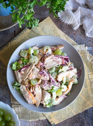 Sałatka z pieczonym kurczakiem, selerem naciowym i winogronami