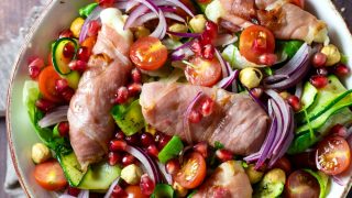 Sałatka z mozzarellą w szynce parmeńskiej