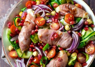 Sałatka z mozzarellą w szynce parmeńskiej