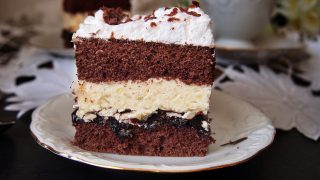 Śniegowiec – klasyczne ciasto z kremem budyniowym i puszystą pianą