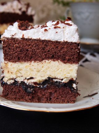 Śniegowiec – klasyczne ciasto z kremem budyniowym i puszystą pianą