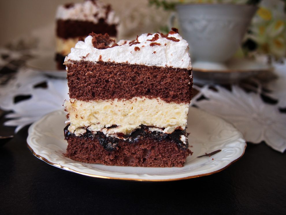 Śniegowiec – klasyczne ciasto z kremem budyniowym i puszystą pianą