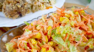 Surówka z sałaty lodowej, marchewki i pora – lekka i bardzo smaczna