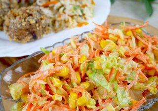 Surówka z sałaty lodowej, marchewki i pora – lekka i bardzo smaczna