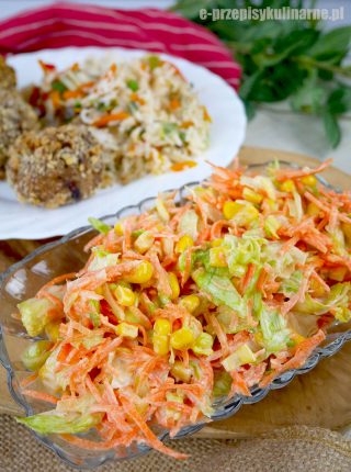 Surówka z sałaty lodowej, marchewki i pora – lekka i bardzo smaczna