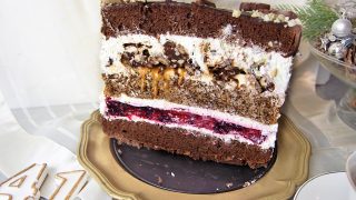 Tort Snickers z chrupką, biszkoptem orzechowym i żelką owoców leśnych