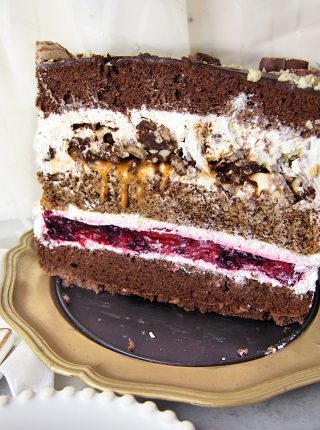 Tort Snickers z chrupką, biszkoptem orzechowym i żelką owoców leśnych