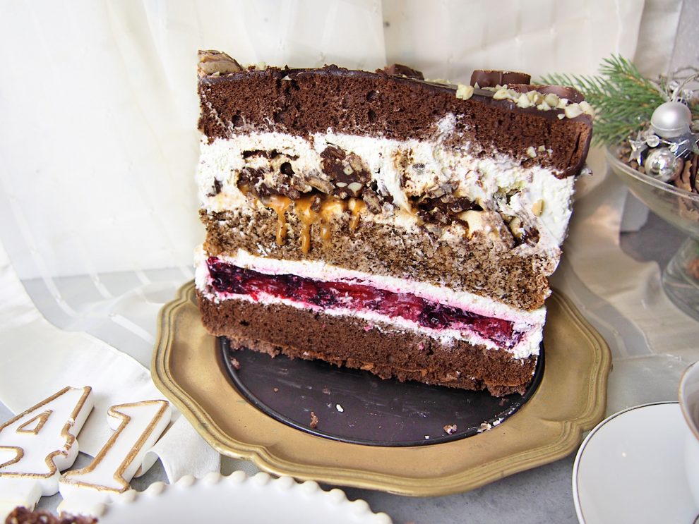 Tort Snickers z chrupką, biszkoptem orzechowym i żelką owoców leśnych