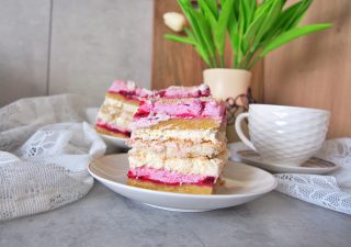 Wiśniowa Poezja – ciasto z wiśniową pianką, bezą kokosową i kremem mascarpone