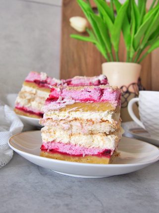 Wiśniowa Poezja – ciasto z wiśniową pianką, bezą kokosową i kremem mascarpone